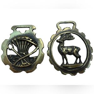 2 VINTAGE SOLID BRASS HORSE HARNESS MEDALLION BRIDLE SADDLE DISPLAY